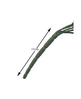 Nahaufnahme des grünen, strukturierten Stängels der künstlichen Hängepflanze Sudo 110 cm mit einem Pfeil, der die Länge von 11 cm angibt; Ein Teil dieser Kunstpflanze ragt rechts aus dem weißen Hintergrund hervor.