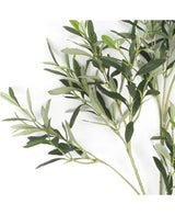 Eine Nahaufnahme eines künstlichen Olivenblatts, 90 cm, feuerfest, mit schlanken, länglichen Blättern vor einem weißen Hintergrund – ideal für eine UV-beständige mediterrane Dekoration.