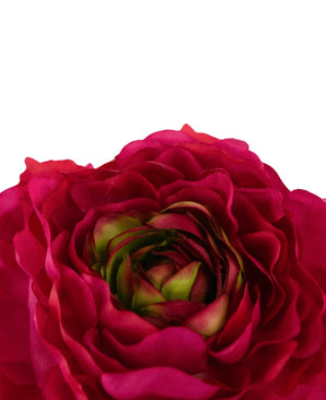 Nahaufnahme der künstlichen Blume Ranunculus 51 cm dunkelrosa, mit leuchtend tiefrosa künstlichen Blütenblättern und grünen Akzenten in der Mitte, vor einem schlichten weißen Hintergrund.