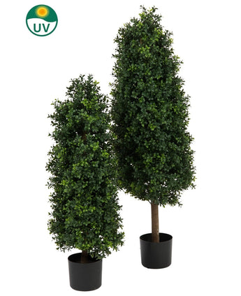 Set aus zwei Kunstpflanzen Buxus Pyramid UV 90 cm mit dichten grünen Blättern in einem schwarzen Topf. Abgebildetes UV-Schutzetikett, ideal als Gartenpflanzendekoration im Freien. Auf weißem Hintergrund dargestellt.