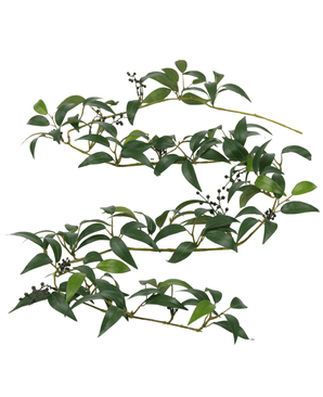 Die künstliche Smilax-Girlande 180 cm hat lange, dünne Zweige mit Bündeln dunkelgrüner Blätter und kleinen schwarzen Beeren vor einem weißen Hintergrund.