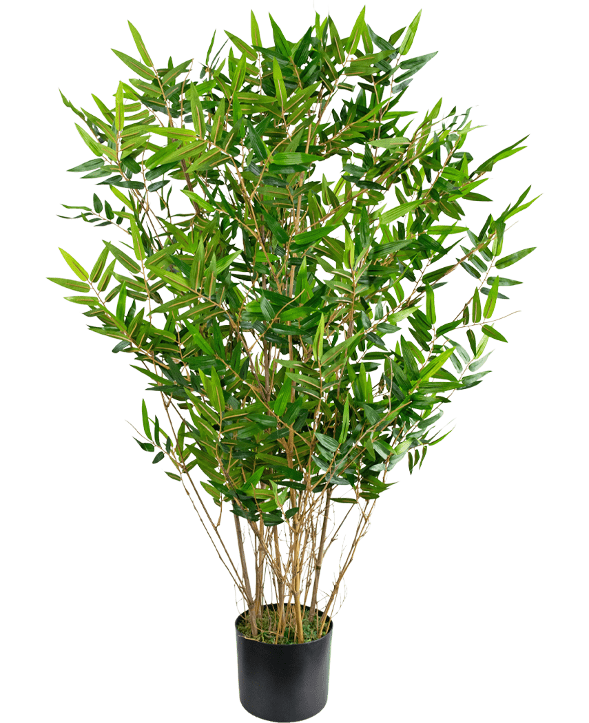 Die Kunstpflanze Bamboo Deluxe 90 cm ist ein hoher, grüner Kunstbambus mit schlanken Zweigen und langen, schmalen Blättern in einem schwarzen Topf, dargestellt vor einem schlichten weißen Hintergrund.