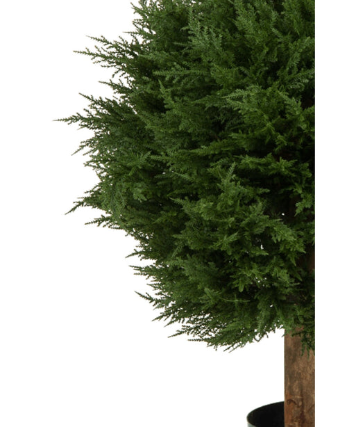 Eine Nahaufnahme der künstlichen Pflanze Conifer Deluxe UV 80 cm, einer künstlichen immergrünen Pflanze in einem Topf mit dichten, dunkelgrünen Blättern und einem braunen Stamm, vor einem weißen Hintergrund.