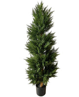 Vor einem schlichten weißen Hintergrund ist eine künstliche Nadelbaumspirale UV 120 cm zu sehen, bestehend aus einem hohen, spiralförmigen künstlichen Nadelbaum mit dichten, federgrünen Zweigen in einem Topf.