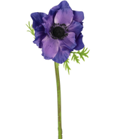 Die künstliche Blumenanemone 43 cm lila hat ein dunkles Herz, zartgrüne Blätter und einen langen grünen Stiel, die einen auffälligen Kontrast zum schlichten weißen Hintergrund bilden.