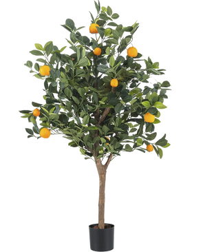 Der künstliche Orangenbaum 120 cm hat dichte grüne Blätter und leuchtend orangefarbene Früchte vor einem schlichten weißen Hintergrund.