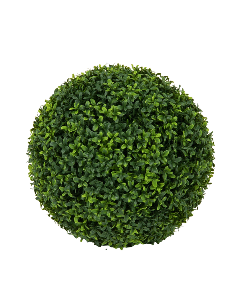 Eine Draufsicht auf die Kunstpflanze Buxus roman style UV D40cm, einen sauber beschnittenen, kugelförmigen Kunststrauch mit dichten grünen Blättern vor einem schlichten weißen Hintergrund.
