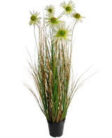 Der feuerhemmende Kunstgras-Chrysanthemen-Zwiebeltopf 90 cm ist eine Kunstpflanze in einem Topf mit langen grünen und braunen grasähnlichen Blättern, gekrönt von weißen Gänseblümchenblüten mit einem gelben Herzen.