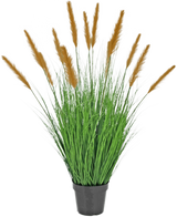 Die feuerhemmende Kunstrasenpflanze Strauß 100 cm steht in einem schwarzen Topf mit hohen, grasähnlichen Blättern und langen braunen Federn, die vor einem schlichten weißen Hintergrund eine grüne Dekoration darstellen.