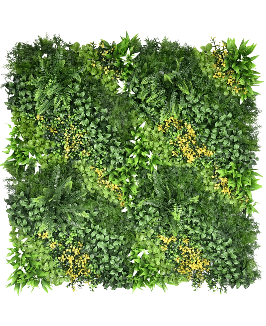 Die künstliche Hecke Limerence 100x100 cm UV ist eine quadratische vertikale Gartenplatte mit dichtem grünem Blattwerk und kleinen gelben Blüten sowie verschiedenen Blattformen und -texturen für ein üppiges, lebendiges Aussehen.