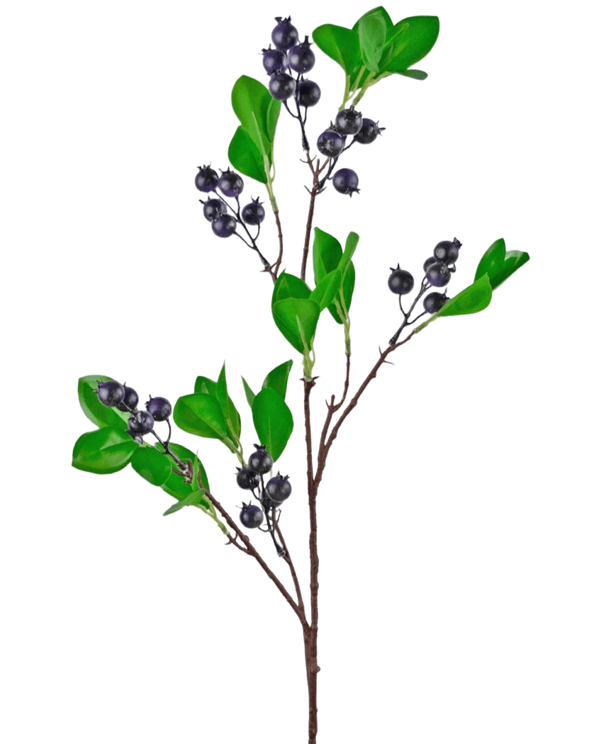 Der künstliche Beerenzweig 76 cm lila hat einen Zweig mit hellgrünen Blättern und Büscheln kleiner, runder, dunkelvioletter Beeren vor einem schlichten weißen Hintergrund.