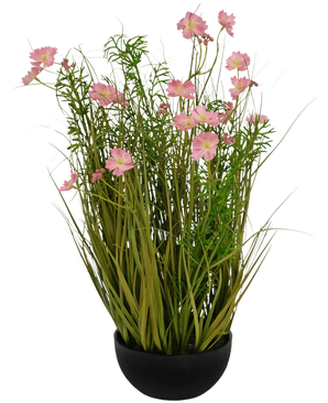 Der feuerhemmende Kunstrasen-Topf „Gesang Flower“ mit Zwiebelgras in Rosa (56 cm) hat einen schwarzen Topf mit langem grünem Kunstrasen und zarten rosa-weißen Blumen, perfekt für ein stilvolles Interieur vor einem weißen Hintergrund.