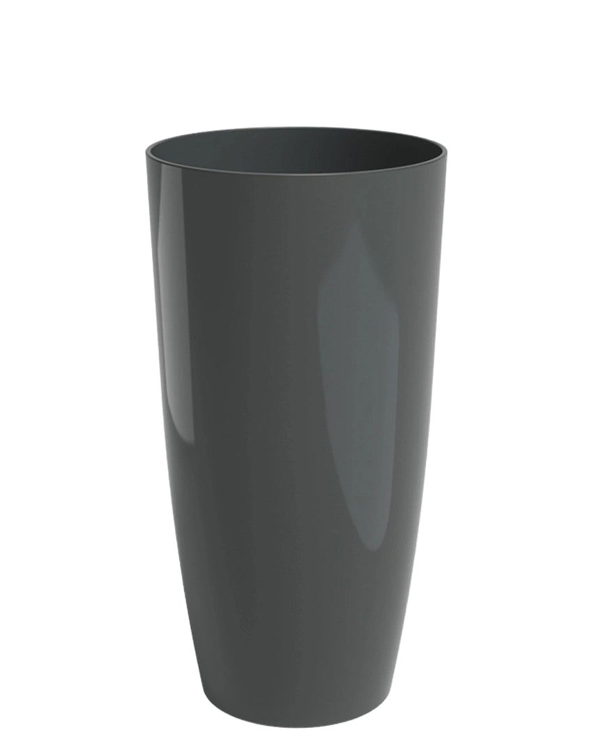 Ein hoher, glänzender Santorini-Übertopf (Ø27 cm x H40 cm) aus dunkelgrauem Kunststoff steht aufrecht auf einem schlichten weißen Hintergrund.