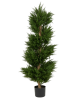 Eine künstliche Nadelbaumspirale UV 120 cm, ein hoher, spiralförmiger künstlicher Nadelbaum mit dichten, dunkelgrünen Blättern und einem geraden Stamm, dargestellt vor einem schlichten weißen Hintergrund.