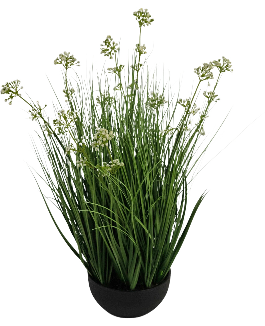 Der feuerhemmende Kunstrasen-Lauchblumen-Zwiebelgrastopf (60 cm) hat hohe, dünne, grasähnliche grüne Blätter mit kleinen weißen Blütenbüscheln in einem schwarzen Topf vor einem weißen Hintergrund.