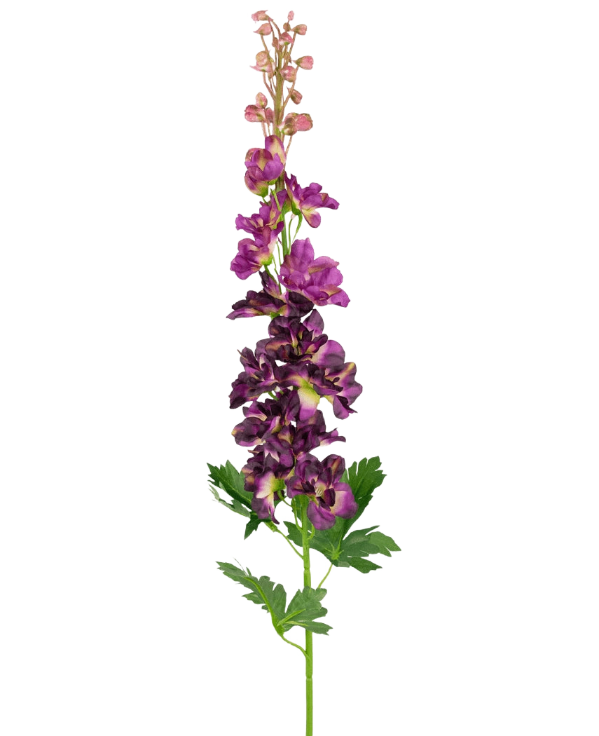 Die künstliche Blume Delphinium Purple 79 cm hat einen einzelnen künstlichen lila Ritterspornstiel mit mehreren vertikal angeordneten Blüten und grünen, tief gelappten Blättern vor einem schlichten weißen Hintergrund.