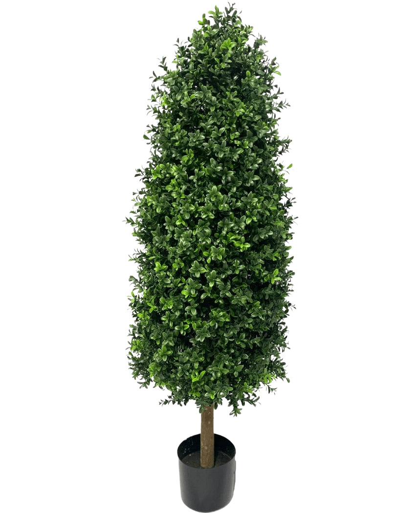Die Kunstpflanze Buchsbaumpyramide UV 120 cm ist eine hohe, kegelförmige Kunstpflanze mit dichten grünen Blättern in einem kleinen schwarzen Topf, perfekt für jeden Garten. Es verfügt über einen UV-Schutz, um sein lebendiges Aussehen vor einem schlichten weißen Hintergrund zu bewahren.