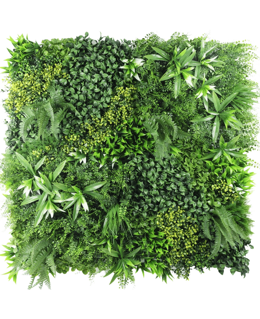 Die künstliche Hecke Freshness 100x100 cm UV ist eine quadratische Platte, die dicht mit verschiedenen grünen Blättern bedeckt ist, mit unterschiedlichen Blattformen und -texturen, um einen üppigen, lebendigen vertikalen Garten vor einem weißen Hintergrund zu schaffen.